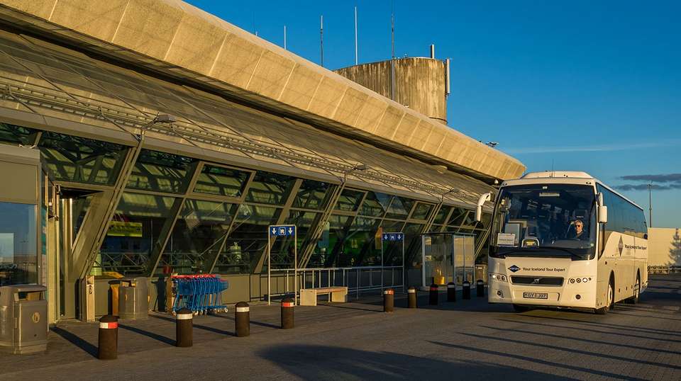 Airport transfer: KEF Airport to Reykjavik Hotels - Gray Line Iceland - Iceland