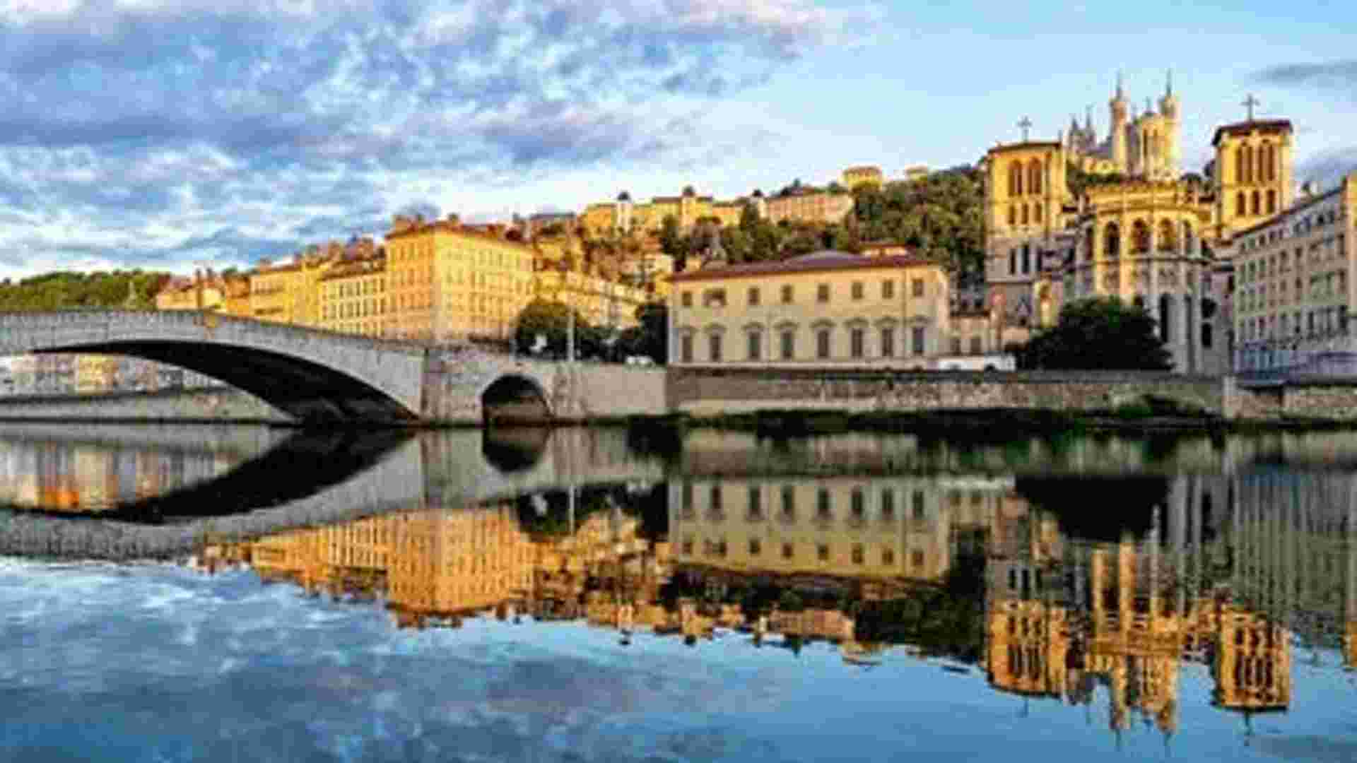 Along the Rhône between Lyon, the Camargue and Provence, with a COMPLIMENTARY dinner at the Abbaye de Collonges ¿ Paul Bocuse (port-to-port cruise)