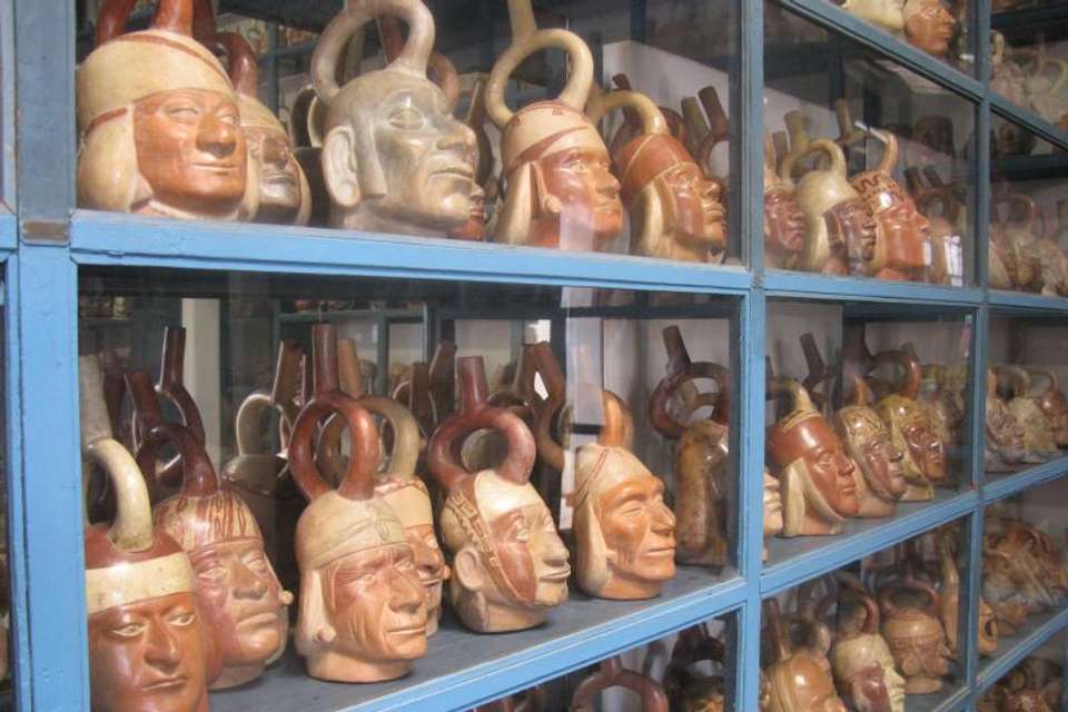 Larco Museum Night Tour with gourmet dinner - Tangol Tours - Peru - Image 4