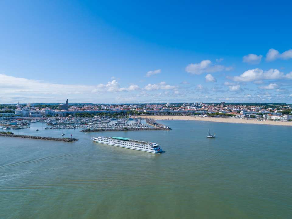 Aquitaine Reimagined: Bordeaux, Its Rivers and Great Wines ¿ An Exclusive Cruise with Lunch at a Château (port-to-port cruise) - Tweet World Travel - France - Image 7