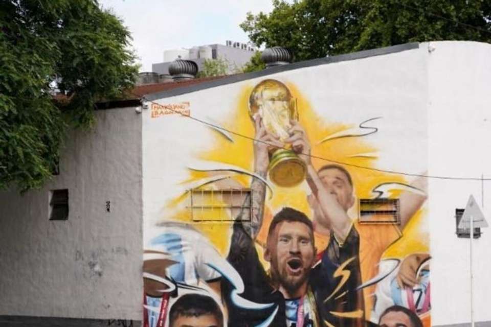 Argentine Football Legends Graffiti Tour: Messi & Maradona - Tangol Tours - Argentina - Image 4