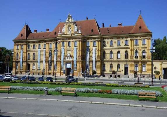Image 4 of 7