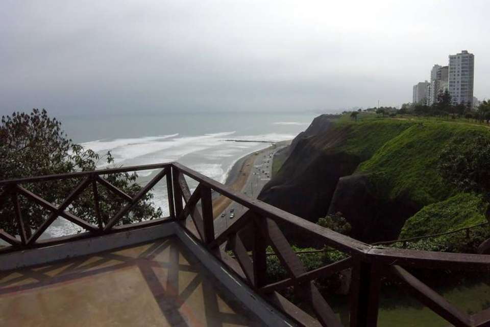Bike Tour of Miraflores, Barranco and Morro Solar - Tangol Tours - Peru - Image 4