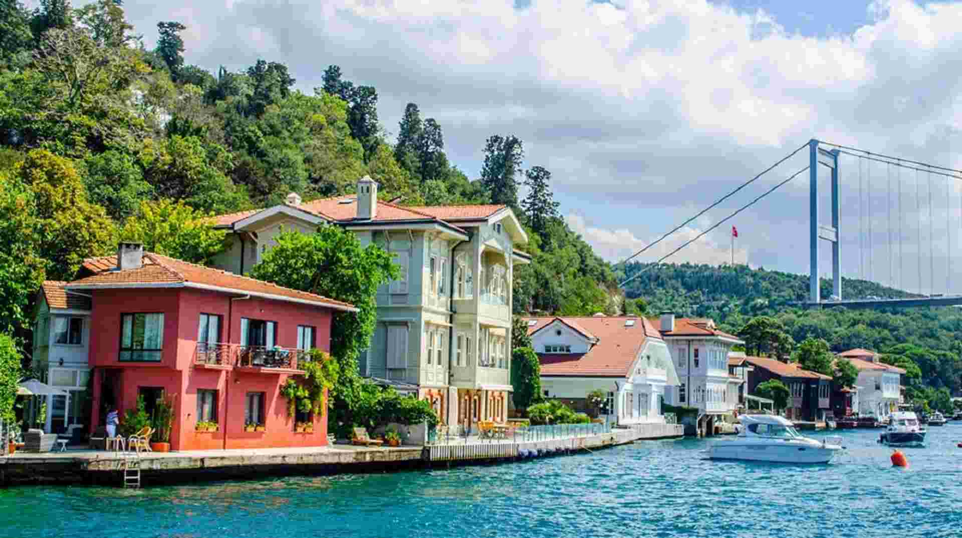 Bosphorus Cruise, Dolmabahce Palace & Uskudar Full Day