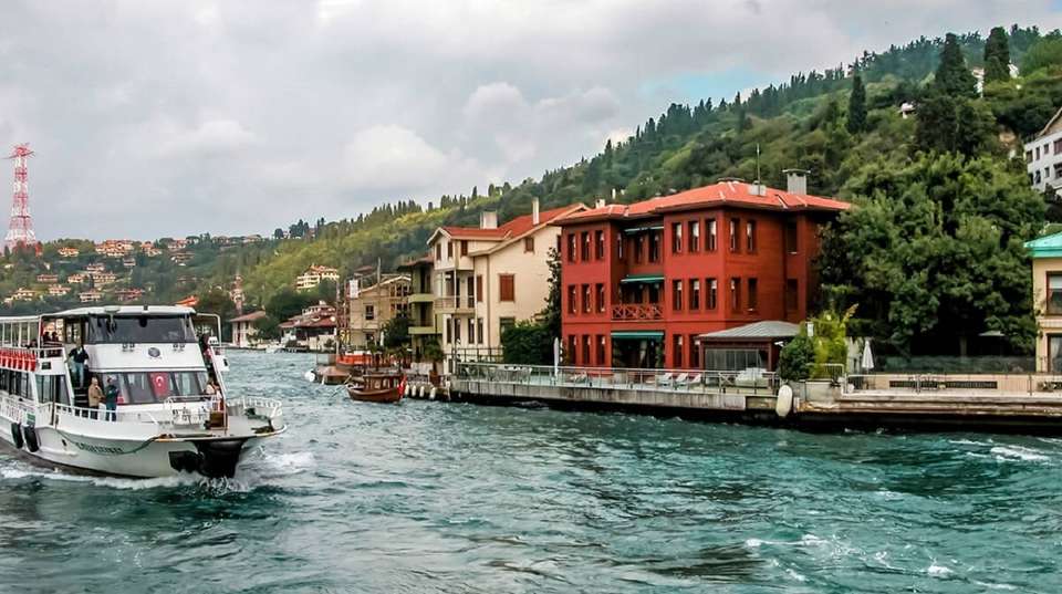 Bosphorus Cruise, Dolmabahce Palace & Uskudar Full Day - Istanbul Walks - Turkey