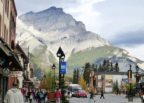 Canada Natural Landmarks Sightseeing Tour: Canadian Rockies & Glacier National