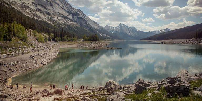 Canada Natural landmarks sightseeing Tour: Canadian Rockies Encompassed