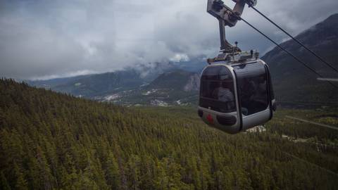 Calgary Explorer Tour: Canadian Rockies: Northern Lights Winter Explorer