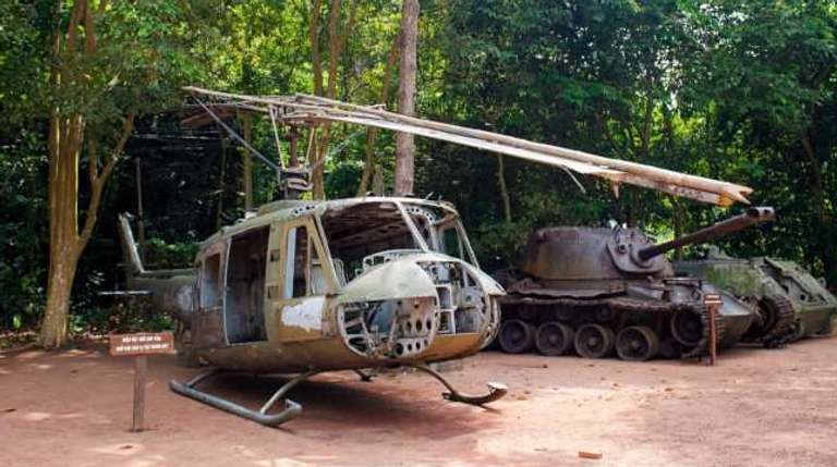 Vietnam War sites Tour: Cao Dai Temple & Cu Chi Tunnels full Day
