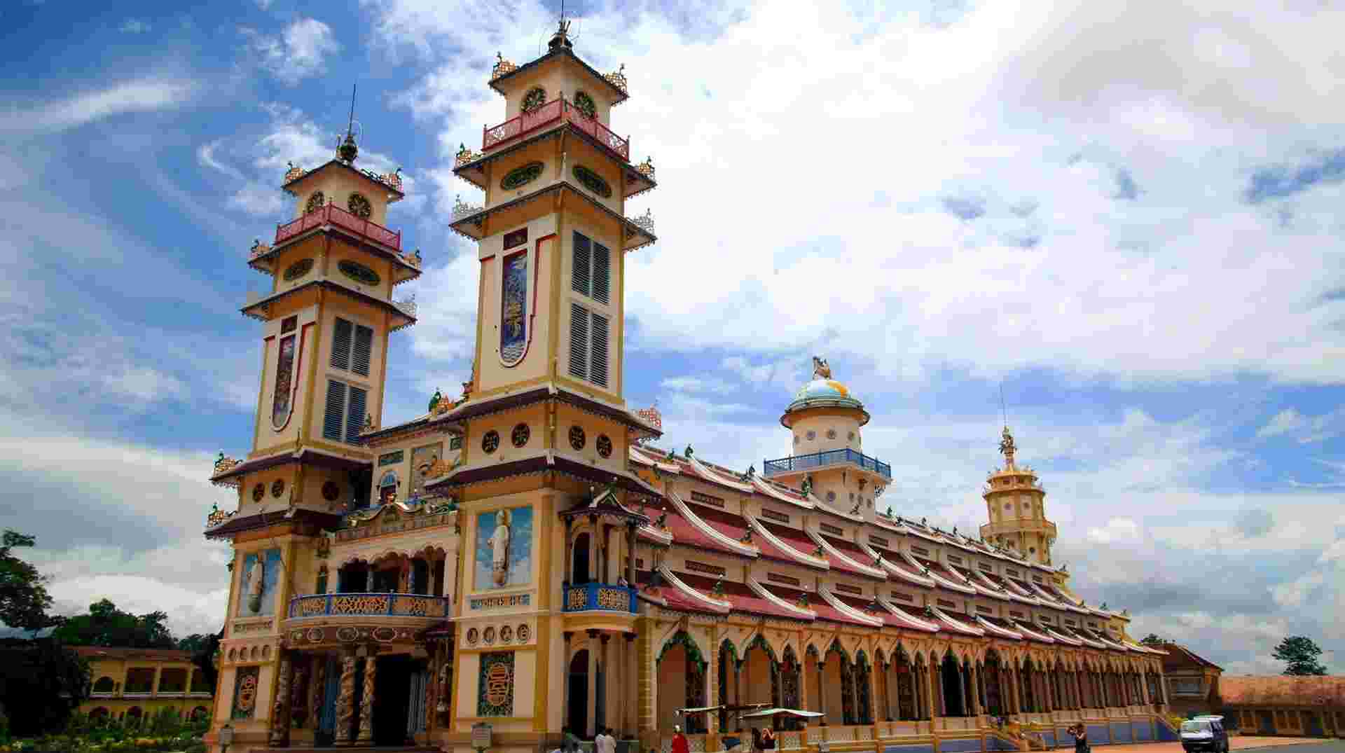 Cao Dai Temple and Cu Chi Tunnels Group Tour