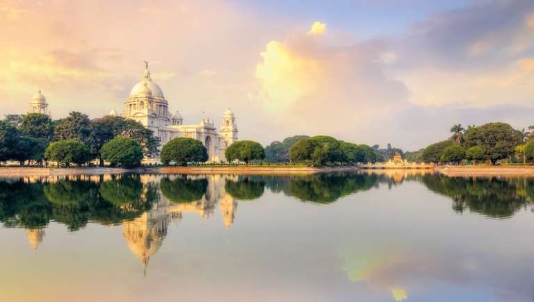 South Asia Cruise Tour: Cruise on the Ganges between Kolkata and Varanasi & the splendors of Rajasthan (port-to-port cruise)