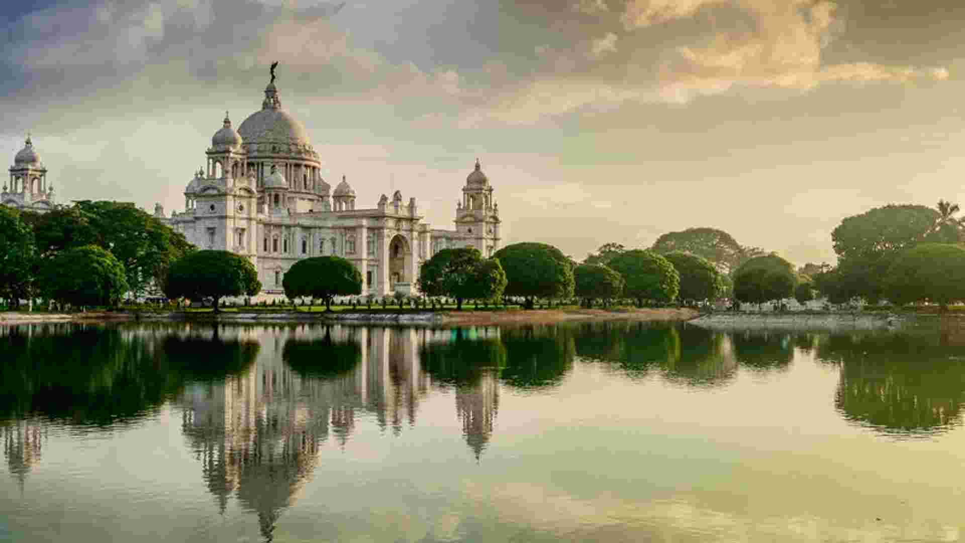 Cruise on the Ganges: The Sacred Waters between Kolkata and Varanasi (port-to-port cruise)