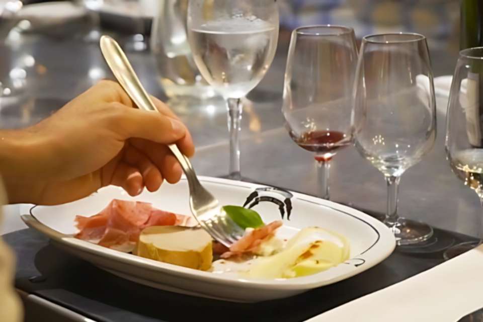 El Aljibe VIP Dinner Show & Wine Tasting - Tangol Tours - Argentina - Image 7