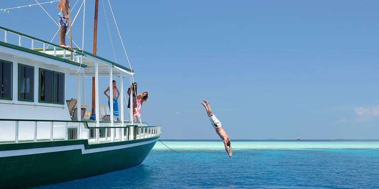 New Delhi Explorer Tour: Essential India & Maldives Sailing