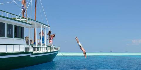 New Delhi Explorer Tour: Essential India & Maldives Sailing