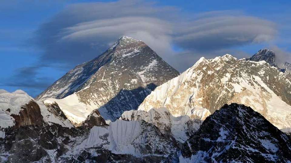 Everest Flight - Himalayan Trekking And Tours (p) Ltd - Nepal - Image 3