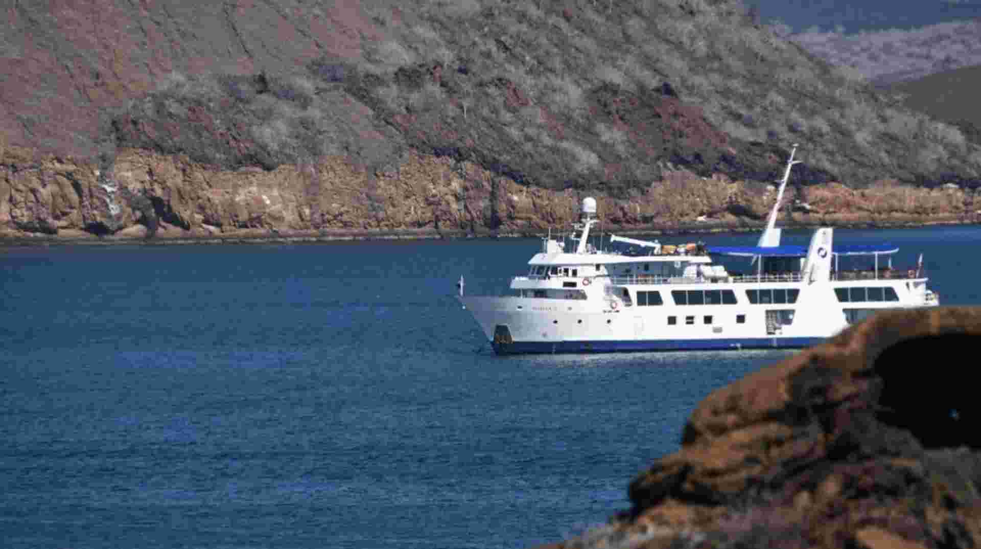 YACHT ISABELA II SEABIRD SANCTUARY EXPEDITION (Mon - Fri)