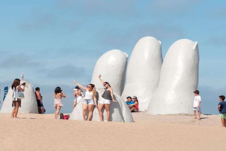 Half Day City Tour in Punta del Este - Tangol Tours - Uruguay - Image 3