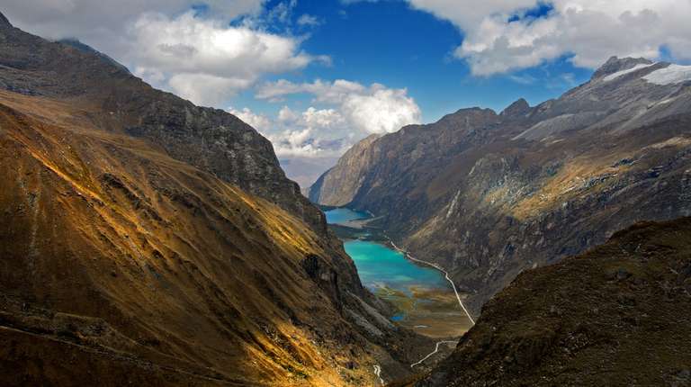 Hiking to Laguna 69 