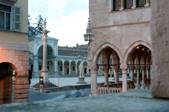 Image 4 of 6
