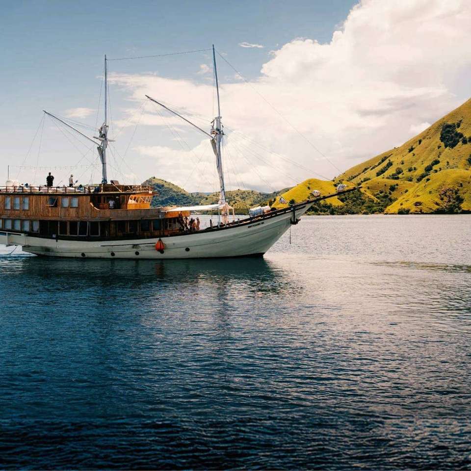 Komodo & Flores Sail - Contiki - Indonesia - Image 5