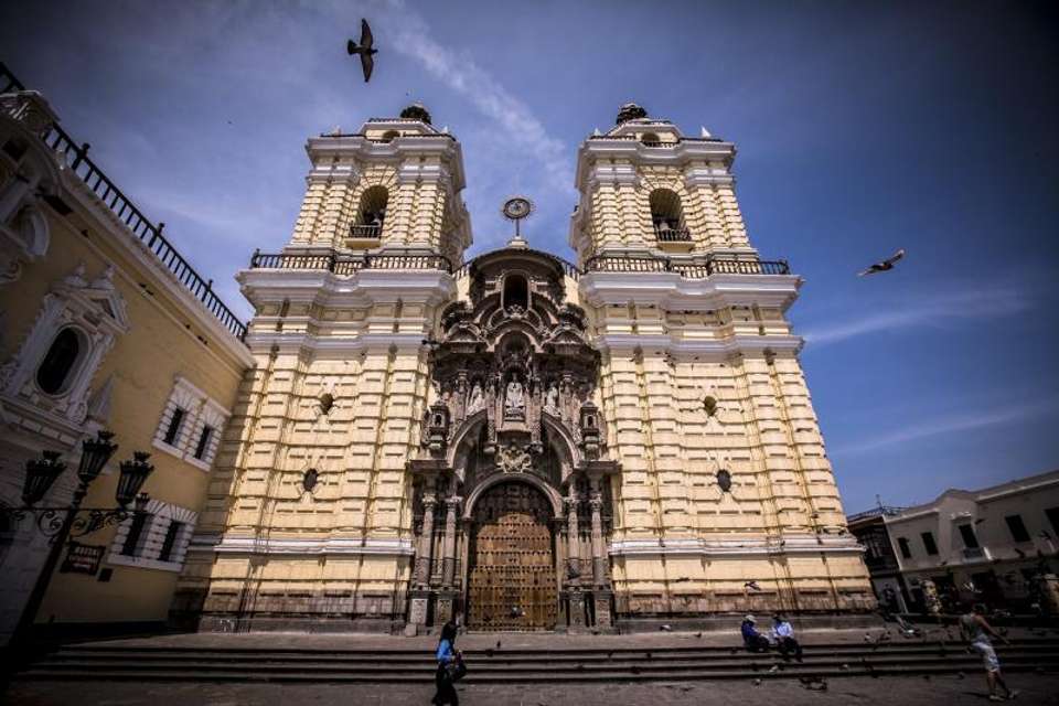 Lima Walking Tour and Catacombs - Tangol Tours - Peru - Image 4