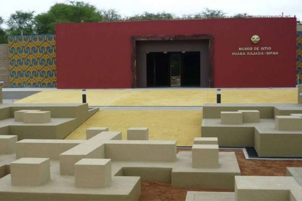 Lord of Sipan Tomb & Site Museum Day Tour in Chiclayo - Tangol Tours - Peru - Image 6