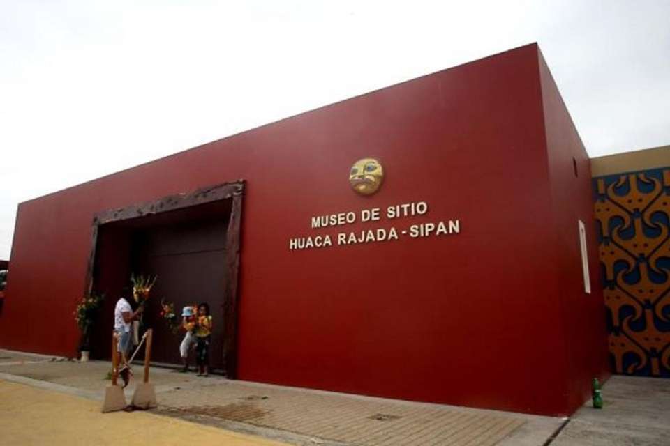 Lord of Sipan Tomb & Site Museum Day Tour in Chiclayo - Tangol Tours - Peru - Image 7