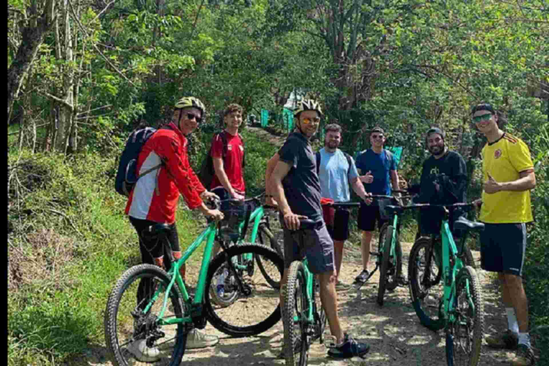 Medellín: Mountain Bike Tour with Lunch & Pickup