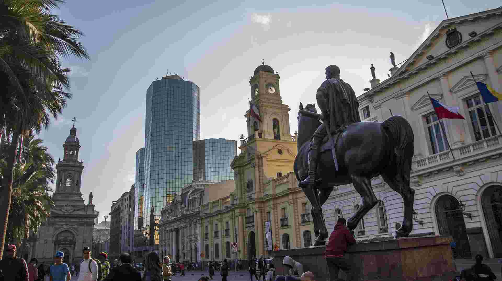 Private Walking Tour through Santiago de Chile with lunch