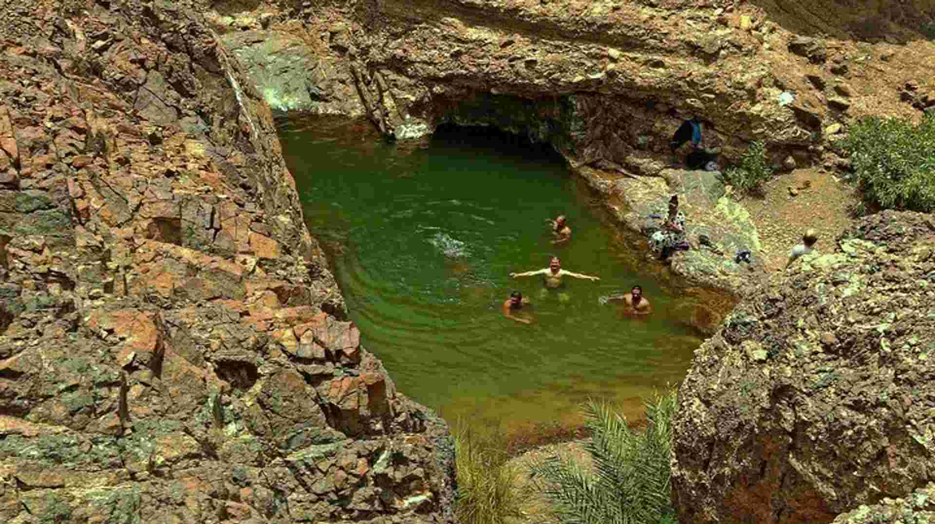 Private 4x4 Desert Drive, Wadi Shawka Pool Visit