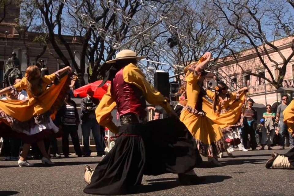 San Telmo & Mataderos Fairs Tour - Tangol Tours - Argentina - Image 4