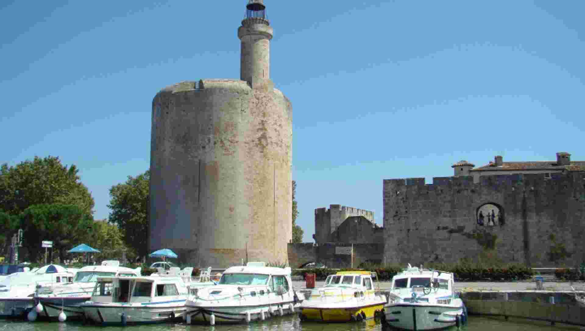 Santons and Christmas traditions along the canals of Provence In the footsteps of fortresses and authentic villages