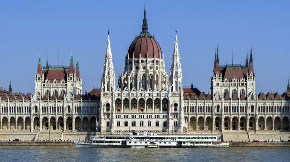 Sightseeing Cruise on the Danube 19:00 - Hungaria Koncert Ltd - Hungary - Image 4