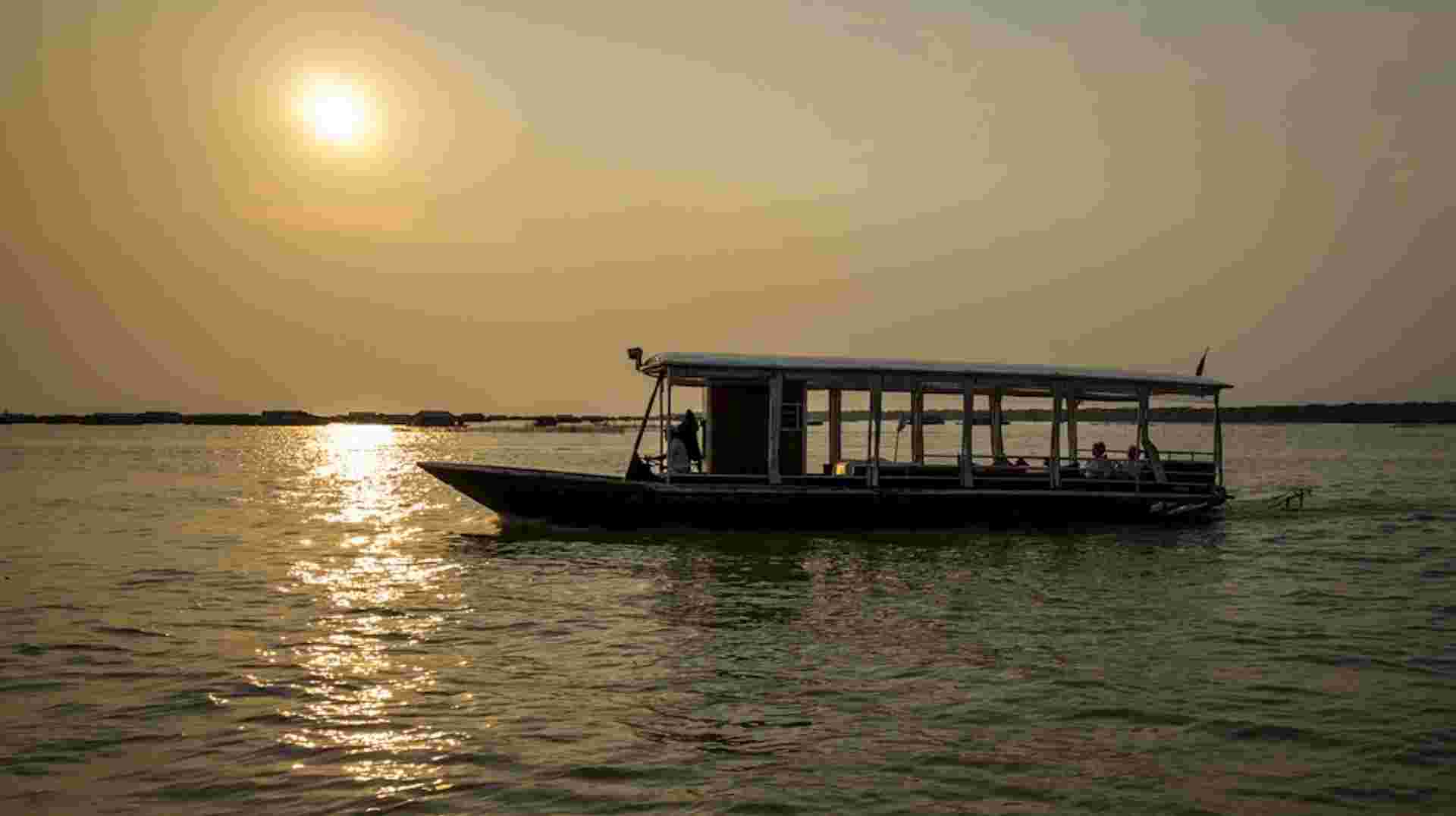 Small Group Sunset Cruise on Tonle Sap Lake with canape