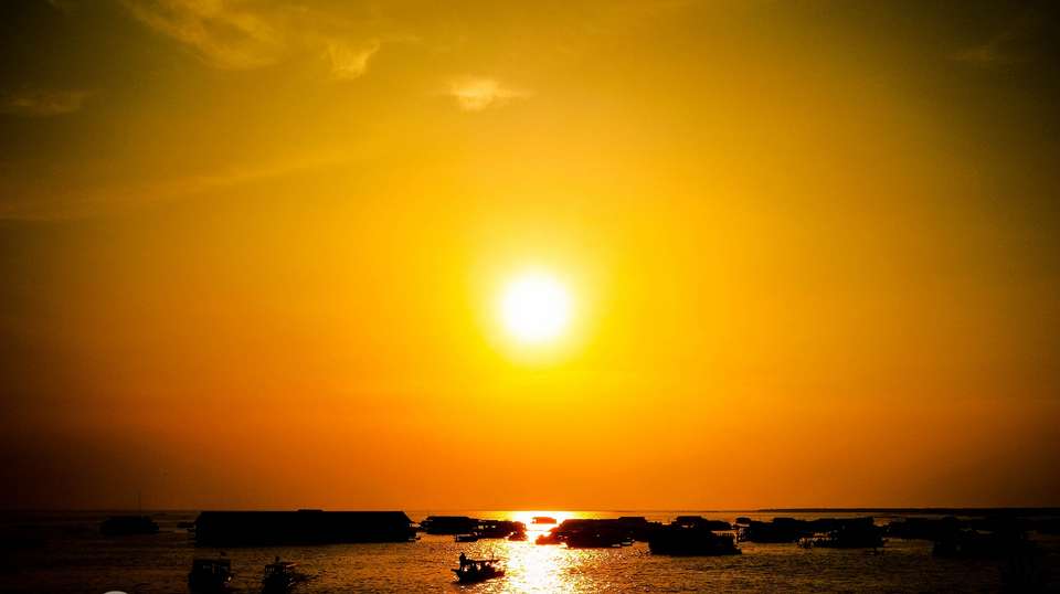 Small Group Sunset Cruise on Tonle Sap Lake with canape - V Happy Travel - Cambodia - Image 4