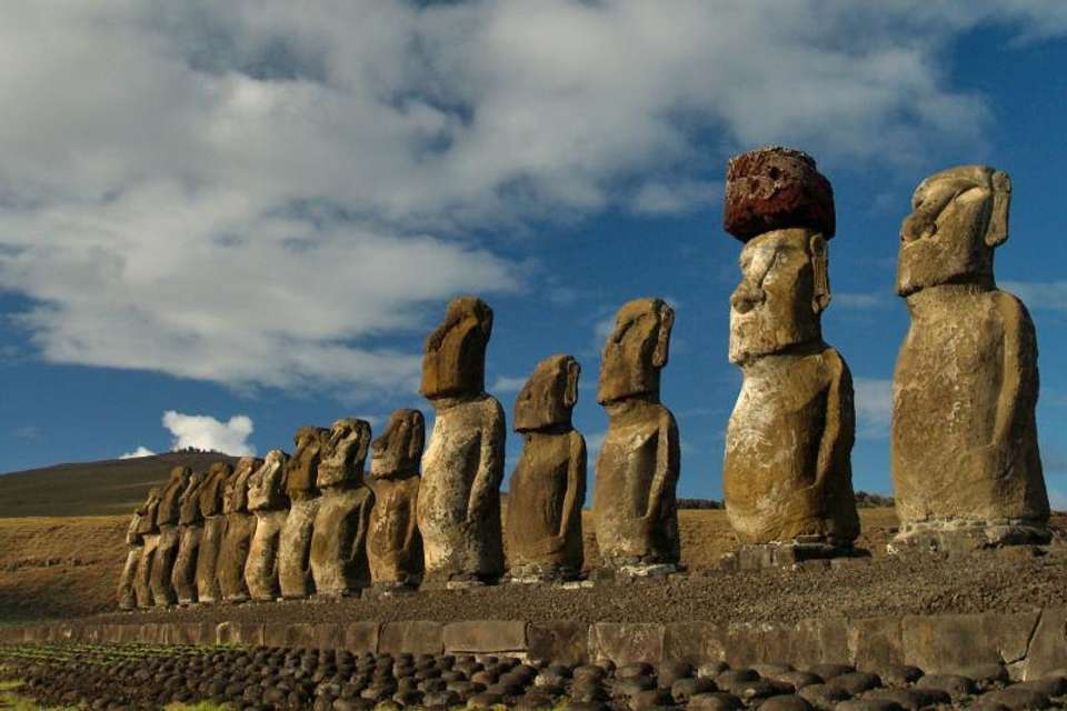 Sunrise at Tongariki on Easter Island - Tangol Tours - Chile - Image 3