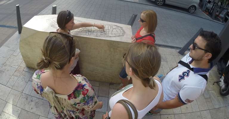 Hungary Walking Tour: Synagogues, Passages & Flódni