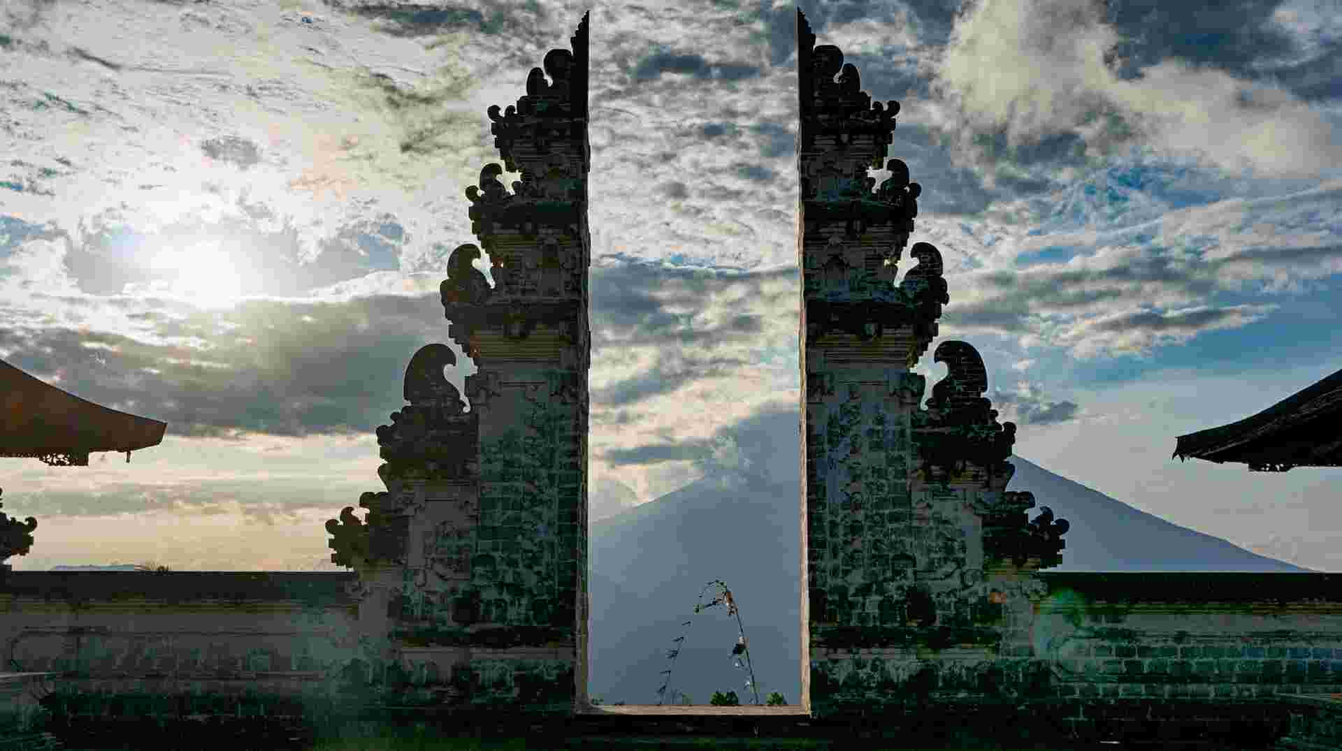 Temples and Palaces: Day Tour From Kuta