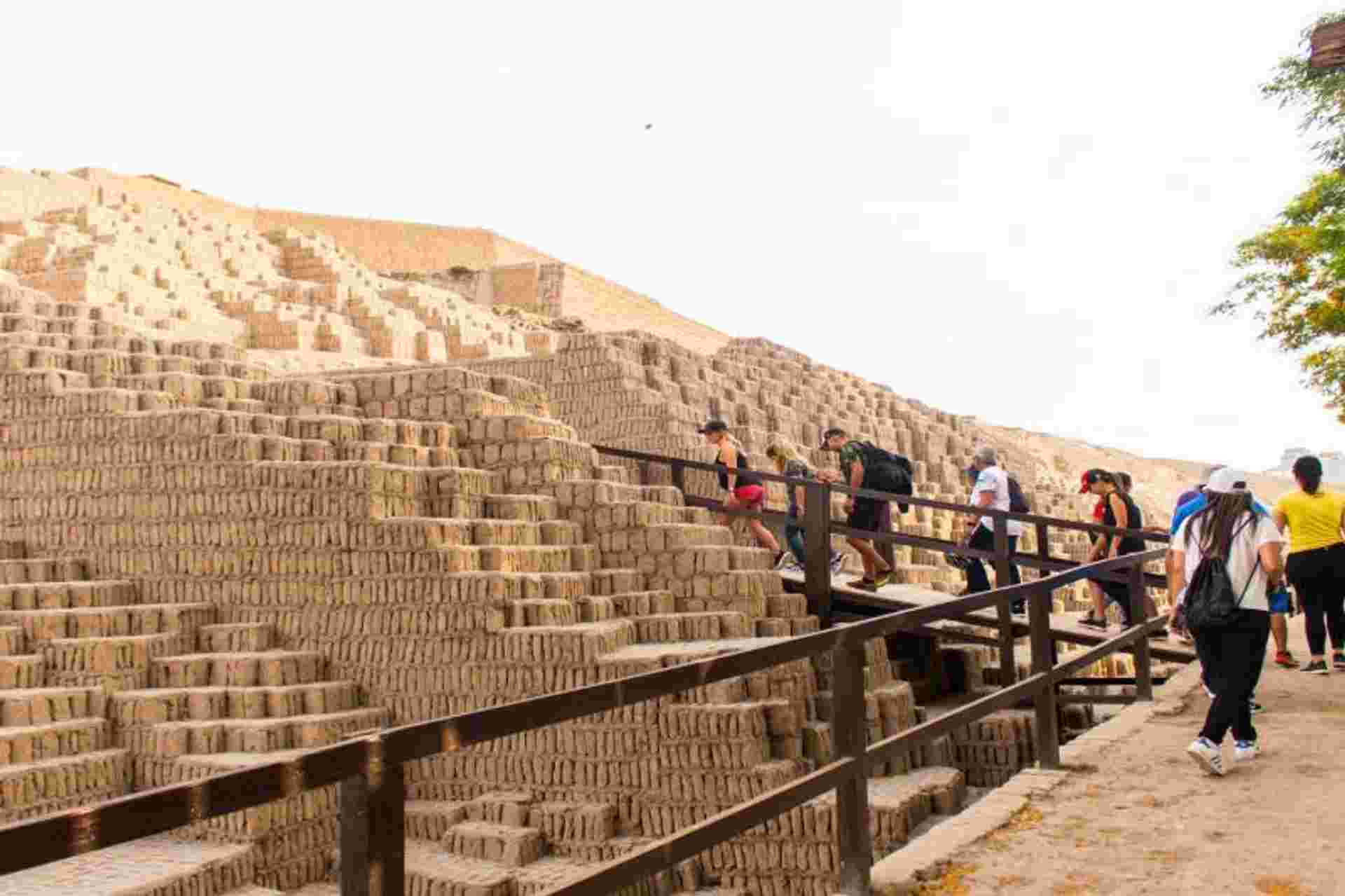 Tour to Huaca Pucllana and Huaca Mateo Salado