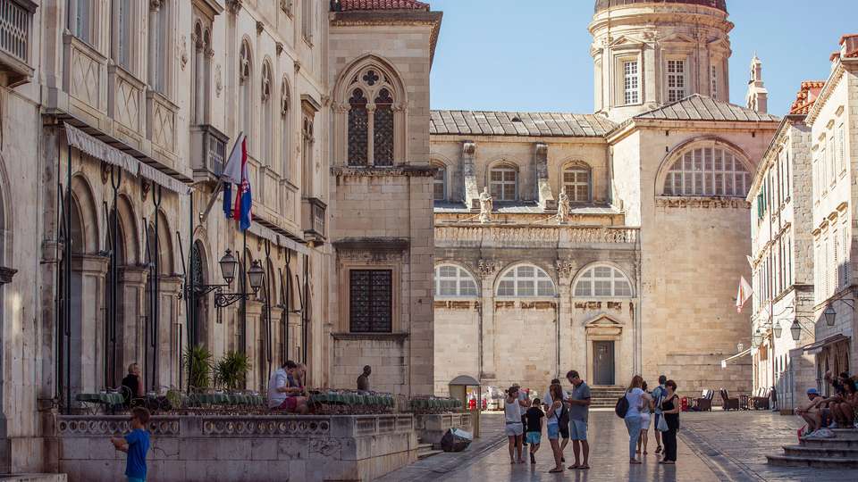 Ultimate Europe: Berlin, Tuscany & Greek Temples - G Adventures - Holland