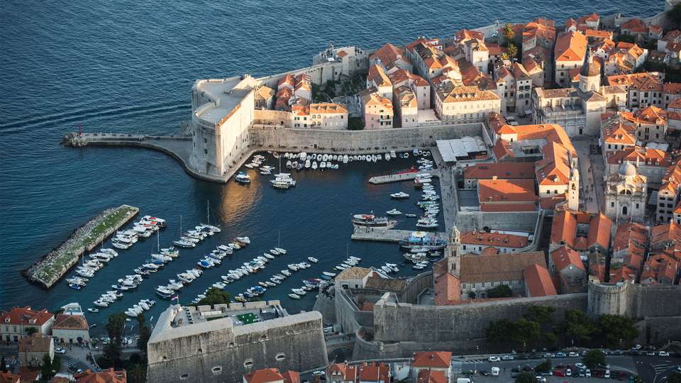 Ultimate Europe: Berlin, Tuscany & Greek Temples - G Adventures - Holland