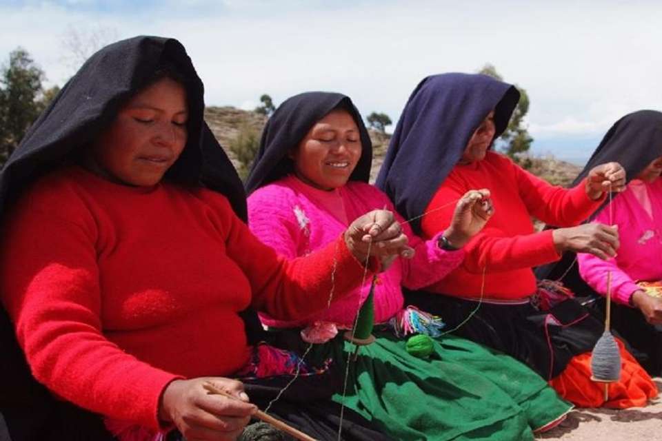 Uros Floating Island Half Day Tour - Lake Hotels - Tangol Tours - Peru - Image 2