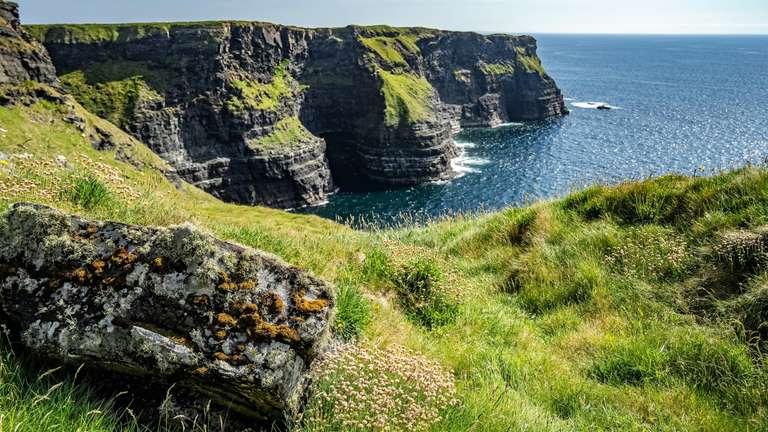 Ireland Younger Travelers Tours: Wild Atlantic Way: Discovering Ireland’s Coastal Beauty