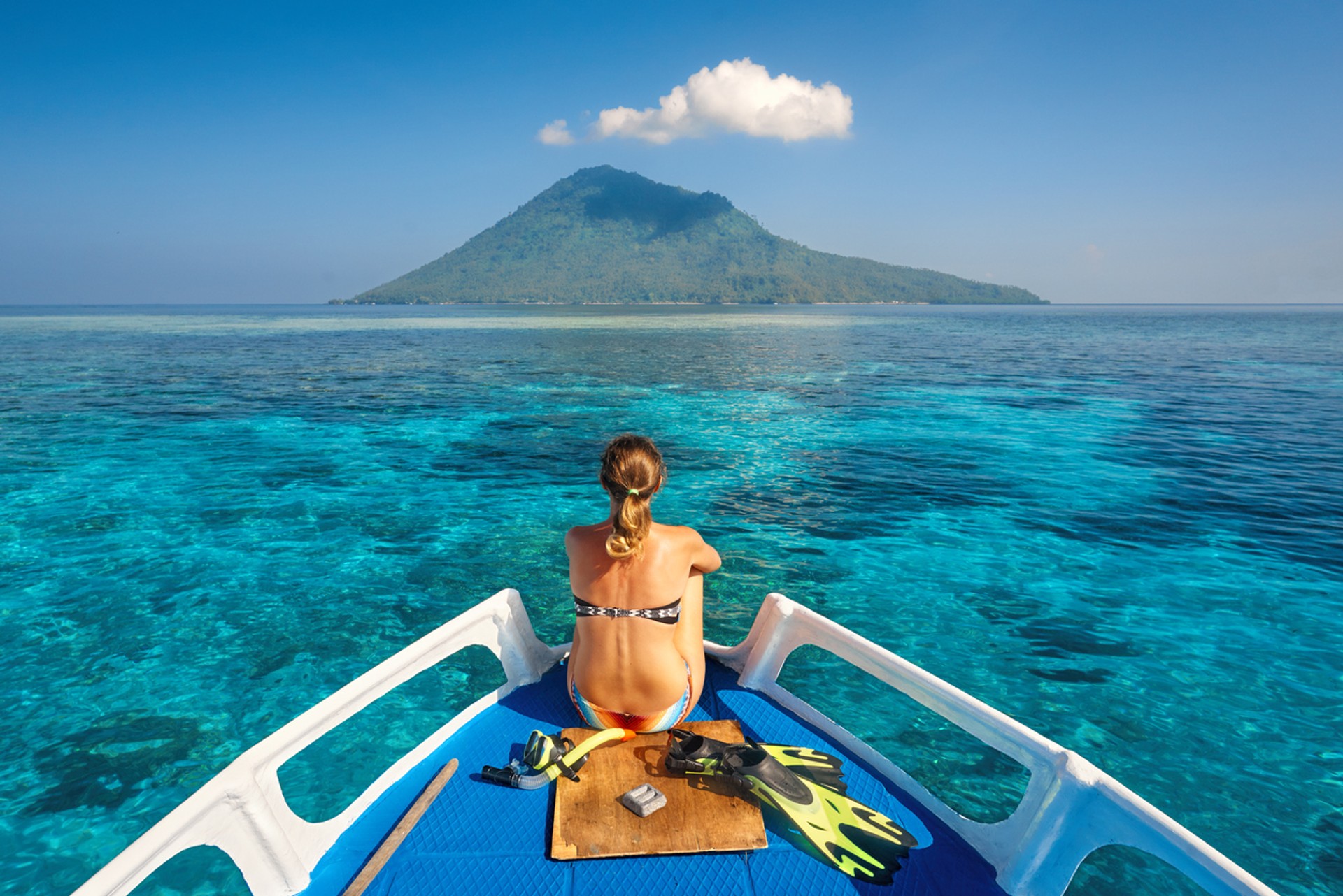 Experience the majesty of the brilliant blue coastlines. Explore the coastlines on a boat while spending 7 days in Indonesia.