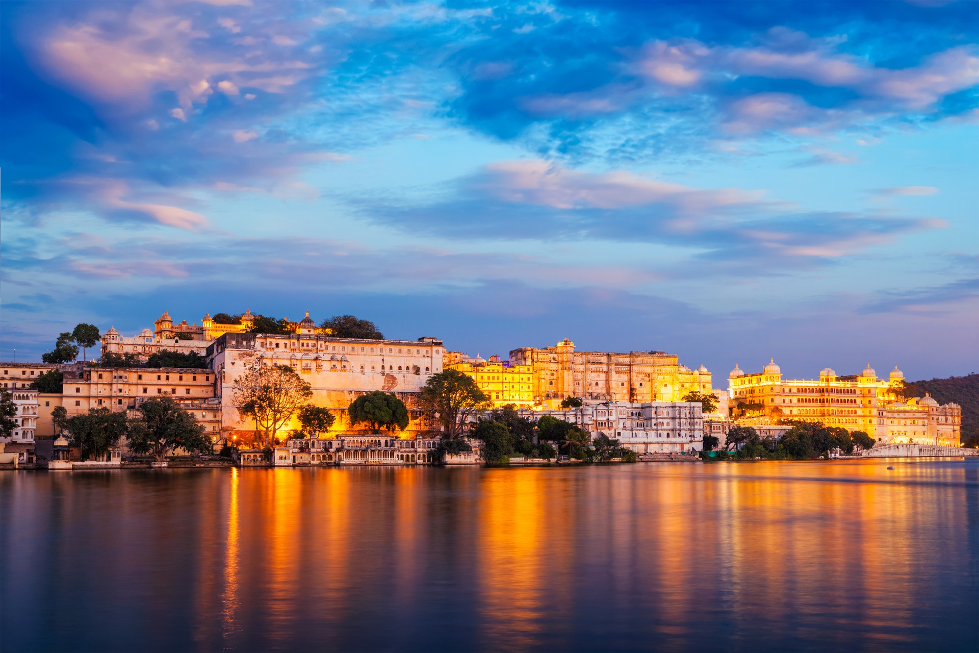 Lake Pichola and the City Palace at dusk The city of lakes, Udaipur has many cultural spots that reflect the region’s royal past. The Rajasthani city offers plenty of things to do and see for visitors.