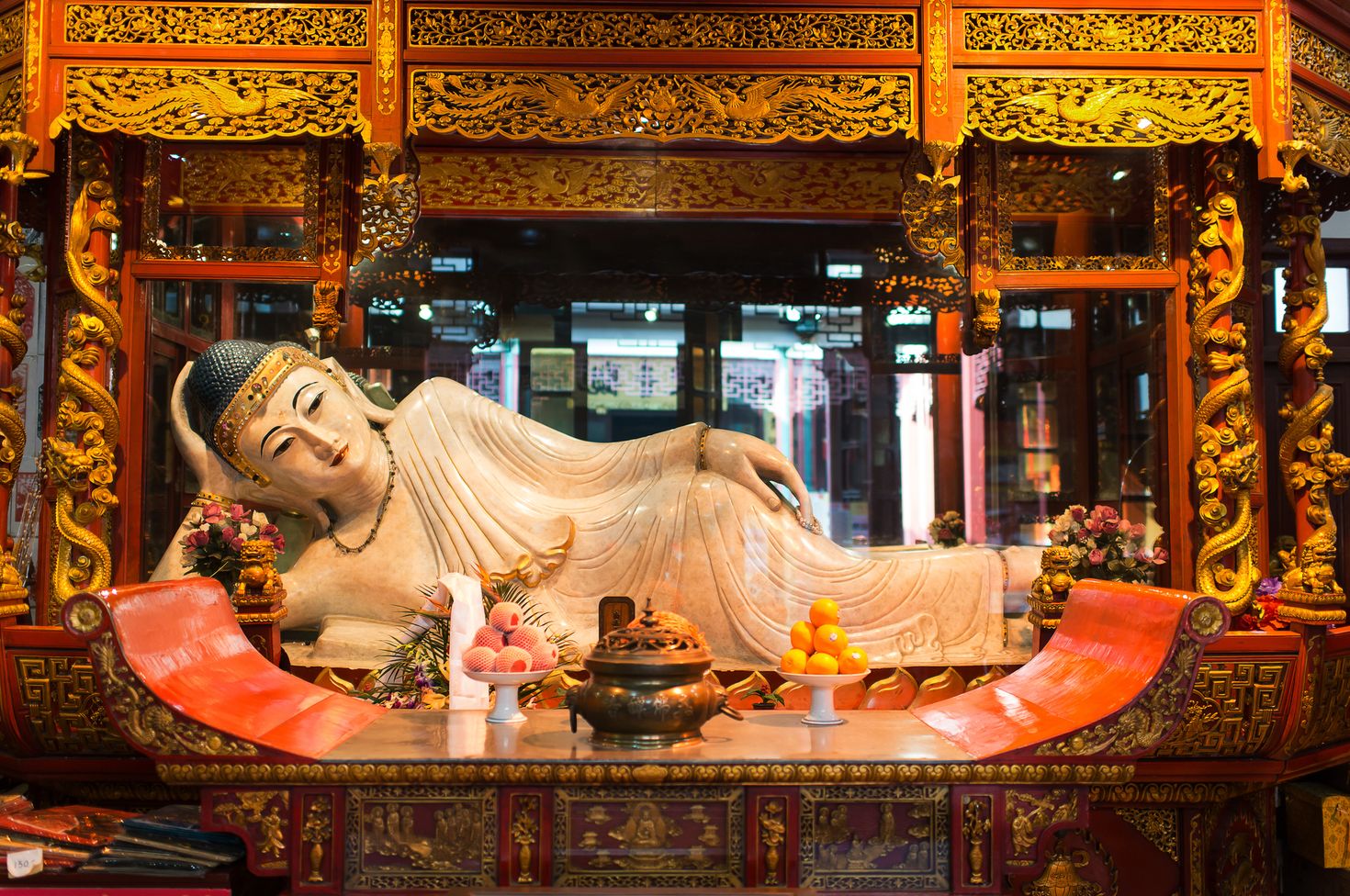 The transcendent 2-meter-tall Buddha statue in Jade Buddha Temple