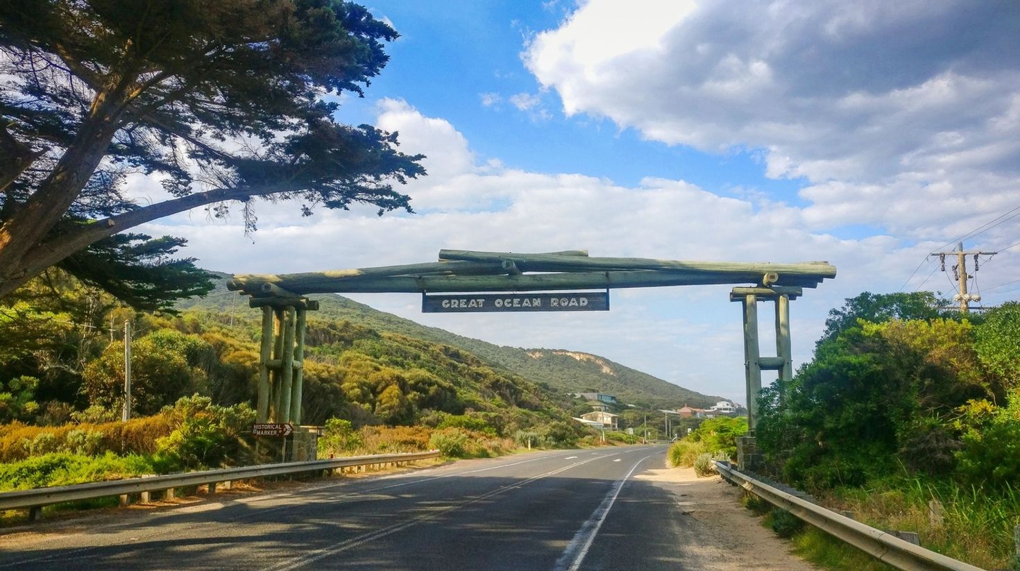 The Memorial Arch is on the way to 12 Apostles from Melbourne.