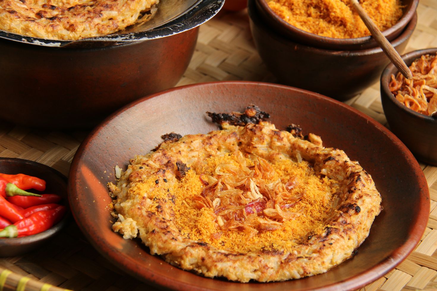 A bowl full of Kerak telor set on a table. 