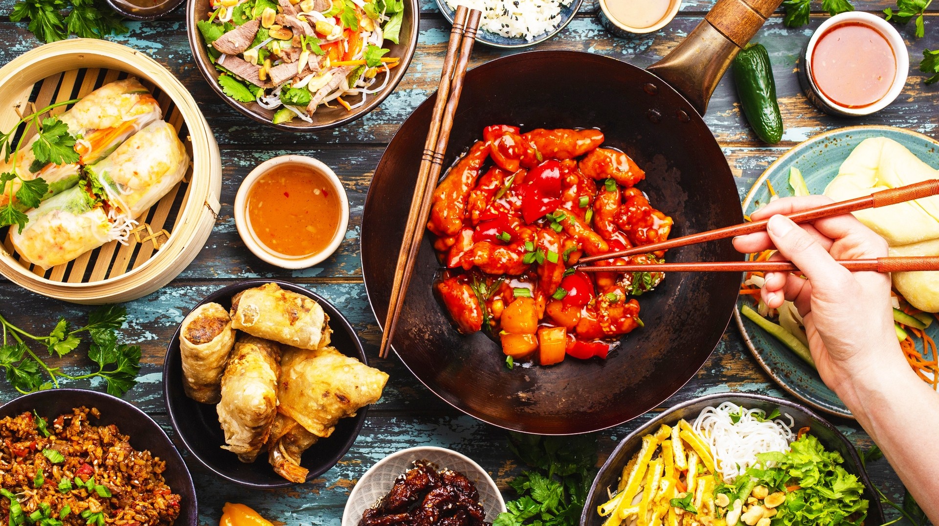 With a long history, unique features, numerous styles and exquisite cooking, Chinese traditional dishes are famous for their color, aroma, taste and appearance The best foods in China comprising of a variety of dishes including meat items, rice and vegetables
